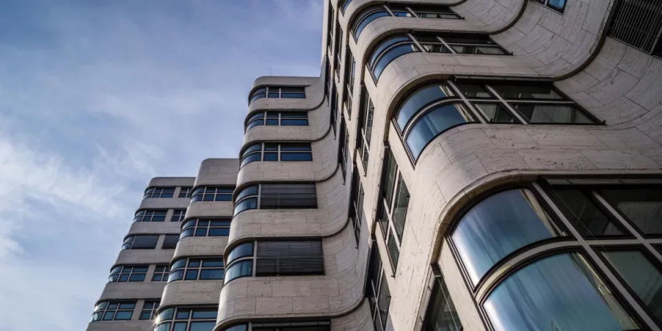 | Taras w ogrodzie: 7 pomysłów na harmonijne połączenie architektury, nawierzchni i roślin — od ścieżek po oświetlenie, bez chaosu w kompozycji.