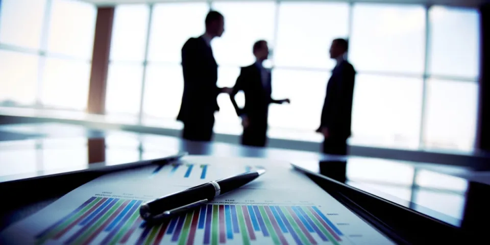 Wprowadzenie obowiązków ESG dla firm: jak wdrożyć strategię, raportować ślad węglowy i wdrożyć cele redukcyjne w 90 dni.